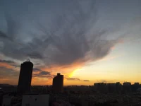 不要伤害别人，因为伤害别人付出很小，却给别人造成很大的痛苦。就如你用刀子划伤别人，你感觉到的是一个事件，是一个场景；对于别人来说，那是深深地痛苦，深深的伤口会让对方痛苦不堪。不要轻易请求对方原谅，因为那不是请求对方原谅，是请求对方放过自己。自己没有感受到那个伤痛，原谅就成了一句话，太轻了。不要轻易被别人伤害，要怼回去。因为伤口在你的身上，他感觉不到疼痛，不会理解你的伤害。只有让对方感受到同等的疼痛，他才知道伤害给你带来了什么。不要轻易的原谅对方，你们对伤害的感受根本不一样，对方付出的成本太小，对你的伤害很大，这不对称。随意的原谅对不起自己的痛，也对不起他，因为他不会理解你的原谅，还会有下一次伤害。原谅与你与他都没有任何好处，是一个双方都伤害的行为。只有伤害在对方的心里感觉到了相同的疼，他请求的不是解除你内心的痛，是解除他内心的痛，你才可以原谅。你的原谅是来拯救对方的，这样对方才能改变自己，原谅自己。配图
