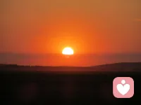 原來對她沒有感覺，后來越看越漂亮。漂亮來源于你對她的某些特征有了感覺，這個感覺逐漸擴大到了身體的其他特征。例如相貌氣味做事方式，這就是西施效應。也叫暈輪效應。這個效應的結果會掩蓋對象的全面認知，產生認知偏差。相反對一個人的厭惡也會從一個點擴大到所有方面。容易產生非黑即白，即紅得發紫，黑的透亮兩個極端。這都是認知偏差的結果。配圖