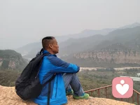 年輕的時(shí)候喜歡華麗的辭藻，口感很重；現(xiàn)在喜歡清淡的，樸實(shí)無(wú)華的。盡管感覺(jué)自己還有些虛偽，也討厭這些虛偽。卻也在努力改變自己，讓自己的心慢慢的落地。到了一定的年齡，就會(huì)不斷的反思，像反芻，更像慢慢的釀化，把過(guò)去的生活經(jīng)歷反復(fù)咀嚼，發(fā)酵，不是去參悟生活，是參悟自己，讓自己生活的如實(shí)如是。?也許會(huì)有一段時(shí)間，自己來(lái)品嘗這杯酒，什么味道，只有自己最清楚。?如果是清淡，接近于寡淡，那就好。?如果像純水，那就是我的最?lèi)?ài)了。配圖