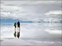 人活著就是追求快樂逃避痛苦的，世界上所有的人事物都是過客，合得來就一起走，走著走著遇到了矛盾，如果不想分開就要改變，如果不改變，痛苦到了一定程度就一定會分開，只不過是早晚的問題，有些關(guān)系沒有分開并不一定是因為他們有多幸福，可能是痛苦沒有達到一定程度而已，或者沒有沖破底線原則。所有關(guān)系的原理是一樣的。所以人既不能做到完全獨立，也不能對別人抱有過度的希望和依賴。反過來，建立關(guān)系時既要對關(guān)系充分寄予希望和信任，同時也要保持自己的精神和物質(zhì)獨立的能力。有你的人生是錦上添花，沒你的人生依舊風(fēng)華!配圖