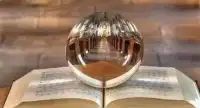 理想的自我價值感來自于恰當的回應，這個回應可以是自己對自己，也可以是他人對自己。自己可以享受生活而不需要帶著愧疚感。有時候孩子自己玩兒的很開心的時候，媽媽突然來一句養一個孩子真難，一天天也不知道要花多少錢把你養大。類似的這種自我感動自我犧牲式的表達，只會剝奪孩子的自我價值感，這樣做會讓孩子體驗到強烈的愧疚感，只要自己快樂了，里面就有父母的某些痛苦存在，導致孩子長大了也一直會有快樂罪惡感。相反如果讓想孩子體驗到純粹的快樂和自由，家長不懂欣賞就算了，至少在那個過程中啥也別說，很多時候人們都管不住那張嘴。配圖