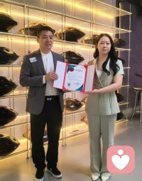 一份沉甸甸的证书，亦是认可也是鼓舞。
这不是终点，而是提醒：继续做个发微光的人吧。不用太亮，刚好能照亮旁边人的一小步就行。
感谢《时代强国》栏目组的信任，也谢谢每一个愿意直面自己内心的你。
累了就歇歇，人生可以且停且走，陪伴是最长情的治愈。
​