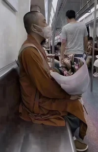 有情可以無情人
?外遇是扣著的碗
先?和你自己結婚
?……………………配圖