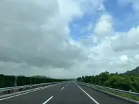 不要拿別人美顏后的“外在”美好，比較自己“內(nèi)在”弱小。誰(shuí)的生活不是“一地雞毛”。配圖