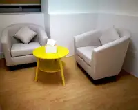 婚姻的底線，是設還是不設？

愛情不易，婚姻更不易。兩個本是陌生的個體，因為偶然的機緣走到一起，實屬不易。
婚姻，要給伴侶最美好的體驗。
所以，結婚時就立下了海誓山萌。
“ 從今天起我們自愿結為夫妻，
一起肩負婚姻賦予的所有責任，所有義務，
不但要孝敬雙方父母，
還要做到互敬互愛，鐘愛對方一生……”

但是，婚姻卻經常因為這樣那樣的原因，
比如個性、父母、人情世故、邊界、空間等，
造成這樣那樣的問題，
邊界和空間就是典型的一類。
為此，很多妻子設下了這樣的底線，
并明確告訴丈夫：
如果你和前任再有來往，我們就離婚；
如果你有出軌行為，我們就離婚；
如果你如何如何，我們就離婚。
諸如此類。

隨著時間的流逝，
丈夫在這些“底線”框架里，還是規矩的，
只是，逐漸地，
或者，哪天突然就發現丈夫出軌了！
如果按照原來約定的底線，
那只有離婚一條路了。
但是，此時，一切已經改變，
并不像當初那么單純只有二人世界。
婚姻經營了七八年了，
孩子也上幼兒園了，正是需要爸爸媽媽的時候，
家里經濟等逐漸好轉了。
此刻，要不要離婚呢？

也許你會發現，
你已經陷入了兩難境地，
當然，如果你只想著當初的約定，
頭也不回地離婚，似乎也就沒那么多苦惱了。
但是，人非草木，孰能無情？
面對孩子，面對家庭，
面對父母，面對未來，
何去何從？所以猶豫、痛苦接踵而來。
那么，到底是哪兒錯了嗎？
錯的是他還是自己呢？
仔細尋思，你會發現，似乎錯的是他，
似乎又不全是。

此刻，也許你需要思考一下，
當初的約定（底線）該不該？
仔細思考，也許你會發現，
這世界上的所有的底線和約束都是用來突破的。
所以，你給了底線，他就有可能突破。
畢竟，誰愿意一直呆在緊箍咒里生活呢？
但是，這個底線也不是不能有，
關鍵是：
設什么？
怎么設？配圖
