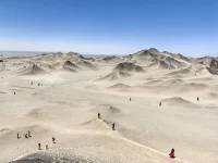 第三个感悟就是个人太渺小了！

在旅途中，特别是在地广人稀、甚至在渺无人烟的沙漠中，看到周围一望无际，除了荒漠，还是荒漠。虽然是坐在车上，仍然不由自主地感到：在大自然面前，人类显得那么渺小。联想到自己来时乘坐的飞机还有此时乘坐的汽车，顿时觉得自己在人类中，更是那么的渺小、无能：既不会造飞机，也不会造汽车。看到荒漠中的公路，又想到自己既不会修路，也不会造桥。人类创造、建设了这么多物品、产品、商品，自己竟然一个都造不出来！甚至对于相对比较简单、容易的种地，自己也只是一知半解。这些联想，不由得让我觉得自己简直一无是处！一无所能！

但转念又一想，自己确实如此，但其他大多数人，谁又不是如此呢？

真正的大人物，真正能力超强的人，往往凤毛麟角。所以，普通人，才是大多数，才是常态。那些特别厉害之人，属于特例。

那些人固然伟大，当然值得人们敬仰。但作为普通人，虽然每个人的能力有限，但毕竟人数众多，加起来，其力量就非常可观了。比如造飞机，恐怕没有一个人能自己造出一架飞机出来。但几千、几万人联合起来，每人虽然只是做了一小部分，但庞大无比、复杂异常的飞机就造出来了。

其他物品也是如此。好比这公路，绵延几千公里，工程量极其浩大。但成千上万人一起工作，每个人的贡献并没有多大，但几千公里的路就修通了。

所以，人类，不是靠个体，真正起决定作用的是庞大的人口。正所谓量变引起质变。每个人都是微不足道的，但微不足道的个体数量大到一定程度时，这个社会就具备了惊人的力量，就可以创造出伟大的奇迹！

自己能有幸成为人类中的一个个体，虽然普普通通，虽然能力极其有限，但能够自理，能够自食其力，还能够做一点儿实实在在的工作，值得自豪和骄傲！

作为一个基本正常的人，虽然渺小，但是，存在就是价值，活着就是意义！配图