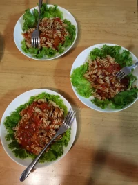无论长程还是短程，来访者始终是咨询关系里的来访者，在心理咨询师的扶持下摸索前行，这段旅途中的遭际和感知在很大意义上取决于两个人的交互。来访者是否感受到被理解，被支持？是否安全、放松，没有评判的顾虑？他是否被允许犯错，允许自由生长？是否最古怪的想法也能得到共鸣，最隐秘的情感也可以被回应？作为一个人，他是否可以如其所是地存在于这段关系里？……这些变量影响着来访者的所思所感，也影响着改变的勇气与决心。