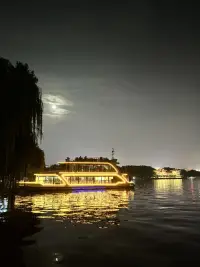 來訪者提問：老師我的命很苦，結婚16年了，天天被老公打。

李中瑩老師答：這位女士，你是非常有力量的。你知道你能維持在一個天天打你的男人身邊16年。（暗示她，你不是那么無奈的，是你自己選擇的。你很有力量。）配圖
