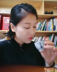 吸气，深深地吸入…呼气，缓缓地呼出……在这一刻，在这一吸一呼中，腾空大脑，放飞心灵，摒除一切欲望和杂念！思绪开始游离时，记得再回到呼吸上来，通过一次又一次的呼吸，将每一个觉悟的时刻连接起来！