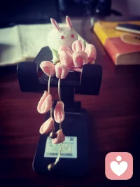 天熱了想涼快，天冷了想暖和，錢多了想清閑，錢少了想干活。我們?nèi)司褪菃栴}本身，因?yàn)槲覀兿霐噍喕兀胗篮銚碛校胨募救绱海肭啻河礼v…我們想的總是阻礙世界的變化，關(guān)系的變化，物質(zhì)的流轉(zhuǎn)，權(quán)力的變更，王朝的更替，歲月的向前，甚至破鏡重圓。所以世界一直很好，不好的一直是我們，痛苦的一直是我們。你在想什么…你缺什么…你擁有什么…你失去什么。其實(shí)你早已得到，或早已失去。配圖