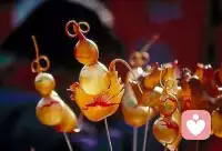 天地分上下，日月分陰陽，秩序有先后，在其位方可謀其政，任何人所承擔的一旦超出自己的身份所擁有的權力和責任，均會感到處處掣肘和無力感。孩子承擔母親的或父親的的責任錯位便發生了，用結果詮釋根源顛倒便發生了，前任的允許才會有后者的介入。未授權為竊取，徳行不足難勝其位，必有余殃，其下逆反?！鋱D