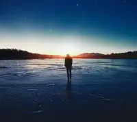 他在你的心里面活著，即使他消失了，他依舊活著
他在你的心里消失了，即使活著，他已經消失了
你思念他，只是在思念他，
你的思念和悲傷，知道在你心里徹底消失的開始
他在你的心里其實早已經消失，只是等到今天才哭出聲響
送他離開…最后的目光，
他在你的心里鮮活透亮，卻安靜的像是從未來往，緊緊的擁抱著，讓你的心靈，從未發覺，傳遞給你愛的力量……你的每一個笑臉都是他流向周圍的陽光…配圖