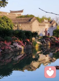 现在，我开始爱我自己

以前，我一直
让自己努力爱这个世界
我怕如果没有这份拼命的爱
这个并不富裕的世界
也许会忽略我
对我另眼相看

现在，我开始爱我自己
因为我越来越觉得
爱不动这个沉重的世界
我的爱是有限的
先爱得轻松一点吧
或者这么说
如果我不爱我自己
就无法爱这个世界
——

一首小诗送给那些爱的沉重的人们。

爱世界就是爱自己的映射。
一切都从先爱好自己开始。配图