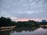 生命中總有某一個(gè)時(shí)刻，會(huì)讓你感覺(jué)身處于滾滾烏云之中，此時(shí)的你一定不要忘記——你是誰(shuí)，以及你心中自帶的那抹彩霞。只要你不迷失自我，無(wú)論烏云多么肆意張狂，也終究覆蓋不了你散發(fā)的光亮，烏云的存在只會(huì)是襯托地讓你顯得更加絢麗。（獻(xiàn)給身處幽暗的你）配圖
