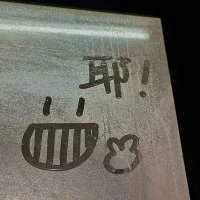 選男人看四品：

首先看儀品，對女性有禮貌，并且很注意自己的儀態(tài)，這樣的男人大多都非常尊重女性！

第二看酒品，俗話說，酒是男人品質(zhì)的試金石。酒品好的男人通常都能夠很好的控制自己的情緒！

第三看牌品，中國人常說牌桌上挑女婿，輸?shù)闷鸬哪腥耍鶗懈嗟陌荩?
第四看人品，對待陌生人的態(tài)度，最能看清男人的人品，對陌生人都能夠溫柔相待的男人，對自己親近的人會更加溫柔體貼。配圖