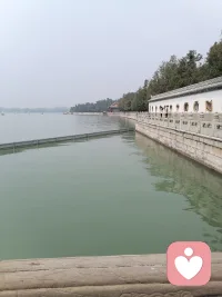 所有负面情绪，本质上都是「保护我们的信号」，而不是「我们的缺陷」。恨自己、焦虑、绝望，都不是你「不够好」，只是你的身心在告诉你：「你现在过得太苦了，该停下来了」。
 情绪的3个关键真相
 1.情绪没有对错，只有「是否被看见」：愤怒、悲伤、恐惧、绝望，都是人类最正常的情绪，就像开心、快乐一样，没有「好情绪」「坏情绪」之分。你不需要为自己的负面情绪感到羞耻，更不需要逼自己「必须乐观」。
​2.情绪越压抑，越会失控：心理学中的「白熊效应」已经证明：你越强迫自己「不要想负面情绪」，它反而会越强烈。就像前面25岁女生说的「越来越失控」，本质上就是长期压抑情绪的结果——情绪不会消失，只会在你看不见的地方积累，最终彻底爆发。
​3.情绪是会流动的，不是永久的：再强烈的痛苦、绝望，都只是「当下的状态」，而不是「你的人生」。情绪就像潮水，有涨就有落，你不需要和它对抗，只需要陪着它，等它退去。