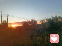 所有负面情绪，本质上都是「保护我们的信号」，而不是「我们的缺陷」。恨自己、焦虑、绝望，都不是你「不够好」，只是你的身心在告诉你：「你现在过得太苦了，该停下来了」。
 情绪的3个关键真相
 1.情绪没有对错，只有「是否被看见」：愤怒、悲伤、恐惧、绝望，都是人类最正常的情绪，就像开心、快乐一样，没有「好情绪」「坏情绪」之分。你不需要为自己的负面情绪感到羞耻，更不需要逼自己「必须乐观」。
​2.情绪越压抑，越会失控：心理学中的「白熊效应」已经证明：你越强迫自己「不要想负面情绪」，它反而会越强烈。就像前面25岁女生说的「越来越失控」，本质上就是长期压抑情绪的结果——情绪不会消失，只会在你看不见的地方积累，最终彻底爆发。
​3.情绪是会流动的，不是永久的：再强烈的痛苦、绝望，都只是「当下的状态」，而不是「你的人生」。情绪就像潮水，有涨就有落，你不需要和它对抗，只需要陪着它，等它退去。