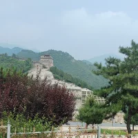 人生意義的追問(wèn)，像一盞不滅的燈，照亮人類(lèi)千年的長(zhǎng)路。當(dāng)古希臘的“認(rèn)識(shí)你自己”遇上東方的“修身養(yǎng)性”，當(dāng)佛陀的智慧與現(xiàn)代心理學(xué)相遇，我們發(fā)現(xiàn)：破碎的生活鏡面中，每個(gè)碎片都映照著生命的真諦。配圖