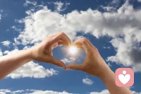 ?家是什么
家是風(fēng)雨中的一座小屋
家是雪天里的一把酒壺
家是出門時的一聲聲叮囑
家是飛機(jī)不能如期降落不安的腳步
家是一部手機(jī)
家承載著你的全部配圖