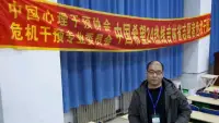 阿德勒有一句名言：
幸運(yùn)的人一生都在被童年療愈啊，不幸的人一生都在療愈童年啊。
但后邊兒還有一句話：其實(shí)真正的療愈要從你放下童年那天開始。
就是你不要老把童年那點(diǎn)事兒當(dāng)回事兒，然后療愈才會(huì)真的開始，就是當(dāng)你放下和超越童年的時(shí)候，療愈才會(huì)真的發(fā)生啊。配圖