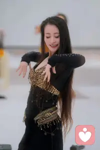 張愛玲說：婚姻，我替你們?cè)囘^了！人生的另一半，如果錯(cuò)了，往后余生的每一步都是錯(cuò)！你會(huì)嘗盡世間苦楚，取舍兩難。相貌和財(cái)富都不是那么重要，最重要的是人品、責(zé)任和擔(dān)當(dāng)，以及原生家庭刻在骨子里的三觀和教養(yǎng)。所以，選擇和誰結(jié)婚，真的不一樣。有的人進(jìn)入你的生命里，會(huì)讓你覺得人間值得，會(huì)成為你的光。而有的人，會(huì)把你的光全部熄滅，特別是以后有了孩子。所以，人可以不幸福，但一定要人間清醒。[玫瑰][玫瑰]配圖