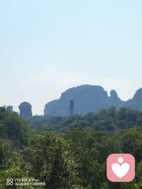 曾以為老去是很遙遠(yuǎn)的事，
現(xiàn)在才發(fā)現(xiàn)，
年輕是很久以前的事！
時(shí)光好不經(jīng)用，
抬眼已是半生。
活好當(dāng)下不負(fù)韶華！配圖