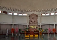 很多时候，所谓的失眠、焦虑其实都源于我们自己，源于我们自己太想控制。试着在睡眠前，让自己用一名旁观者的眼光来看待自己，并且给自己说，失眠既然我控制不住，那么我就接受你，真正的接受你，我不再控制自己了。因为你就是一个我无法控制的东西，我只能以旁观者的身份紧随你，你到哪儿我就跟到哪儿，你想起了什么，我就跟随你想什么，反正我不控制你的自由。当这么说服自己的时候，慢慢的你将变得不再那么烦恼，不再那么焦虑，会慢慢的真的跳出自我圈子，跳出自我不加评判地看待自己，顺其自然的接受自己。配图