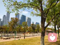 勁松談心理成長；如果你見到老師會害怕，不是當下的老師讓你害怕，而是這個老師勾起你過去的老師一份沒有了結的痛苦；如果你見到當下的狗會害怕，嚇得打哆嗦，往往讓你嚇得不行的不是當下的狗，而是過去的一只狗，給你帶來的痛苦。

所以，不是當下的事讓你痛苦，而是當下的事，勾起了你曾經的痛苦。配圖