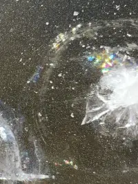 今天海風肆意的吹著
天空晴朗，很藍很藍
迎春花的枝條上
有一粒粒的芽包
像極了裹著棉被的小寶寶，期待春天的到來

湖面結了冰
冰面上留下了昨夜
風最后的痕跡
一簇簇落葉??
被風追趕的樣子
持久的留在冰面上

我用卵石敲擊冰面
發出叮咚叮咚的回聲
像“天籟”似乎來自于
大自然的悅愛
或是親昵或是純樸

再用力一點敲下去
瞬間爆出冰花
璀璨美麗
沒有任何一個藝術家
能像大自然一樣奢侈地使用色彩吧配圖