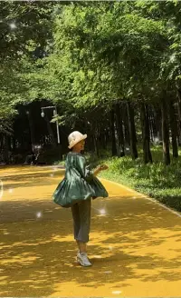 盛夏之美

油畫(huà)般的彩色林蔭道
明亮的黃色
在陽(yáng)光和樹(shù)影的襯托下，
仿佛鋪滿了花蕊

看似嬌美的荷花
其品質(zhì)安靜、嫻雅、圣潔
被尊為印度和越南的國(guó)花

曹植曾在《芙蓉賦》中寫(xiě)道
覽百卉之英茂
無(wú)斯華之獨(dú)靈
把荷花比為水中的靈芝

出淤泥而不染
濯清漣而不妖配圖