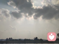 允許心情和天氣一樣陰晴不定，相信它總能撥云見日。配圖