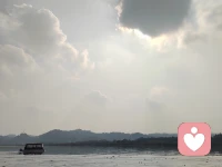 允許心情和天氣一樣陰晴不定，相信它總能撥云見日。配圖