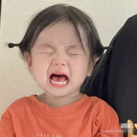 咨詢感悟：關于來訪要求咨詢師增加頻率，咨詢師為什么要堅守設置？一、避免來訪對咨詢師過度依賴。來訪會認為咨詢才是重要的，生活的其他時間和關系都不重要；二、即刻滿足的達成，造成來訪深度退行。想要什么張口既來，咨詢師成為了口欲期那個過度滿足的母親，讓來訪沉迷于全能幻想中。三、堅守設置溫柔的拒絕，拒絕融合，適當拉開與來訪的距離，有助于幫助來訪保持適度的現實感。四、一定要對來訪進行痛苦程度的評估后來決定。配圖
