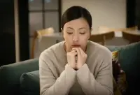 一些家庭中的親子矛盾，往往是父母為孩子一邊盡全力付出著，一邊又是對孩子不斷的埋怨與指責，父母內心的矛盾反應到了與孩子的關系上。所以解決親子沖突的關鍵是解決父母內心的沖突。即“如何在滿足孩子的時候，不投射‘孩子是貪得無厭的’，如何在限制的時候，不投射‘孩子是脆弱可憐的’。”配圖