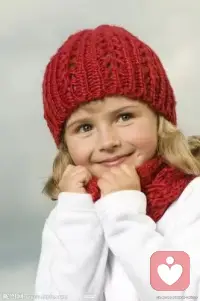 “三歲看大，七歲看老”，看的是什么？
人常說“三歲看大，七歲看老”，可見孩子的生命早期的養(yǎng)育、教育多重要。這個(gè)階段之所重要，是因?yàn)檫@是一個(gè)人人格形成的關(guān)鍵期。從精神分析上說，一個(gè)人六歲之后再無新鮮事，人生后面的的幾十年都是前面六年的重復(fù)。一般認(rèn)為0——12個(gè)月孩子是沒有記憶的，感覺這時(shí)的養(yǎng)育只是吃飽穿暖，其實(shí)，嬰兒這時(shí)的記憶是情緒的，是全方面的感知，而只是沒形成概念，沒有邏輯思維，不能用語言表達(dá)出來。父母和嬰兒的相處方式，對(duì)Ta的照顧與回應(yīng)，都會(huì)極大的影響Ta的自我形成。成年后很多自己說不清的感受可能就是來自嬰兒期。“三歲看大，七歲看老”，不是看這個(gè)人都聰明，而是看這個(gè)人應(yīng)對(duì)困難或?qū)θ撕褪澜绲幕貞?yīng)方式。配圖