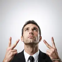 自卑和自大是一個人的不可分割的兩面，就像一個硬幣的正反兩面一樣。一個人在一些方面或一些人面前有自卑的表現，他在另一些方面或人面前就可能是自大的表現。可能表現出來的幾率不一樣配圖