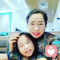 母愛：第一個(gè)任務(wù)是和孩子親密，呵護(hù)孩子的成長(zhǎng)；第二個(gè)任務(wù)是和孩子分離，促進(jìn)孩子的獨(dú)立。假如我們把順序做反了，就是在做一件反自然的事兒：既讓孩子的童年時(shí)光貧瘠，又讓孩子的成年生活窒息……配圖