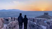【2023，愛到自己成為愛】
今天的早簽，只想送給你自己，這個終其一生對你不離不棄的人。

“世界上沒有一條道路是重復的，也沒有一個人生是可以替代的。每一個人都在經歷著只屬于自己的生活。”

生活很多彩，有酸有甜，有光有影，有晴有雨。同時，生活也是一場單槍匹馬的戰斗

沒有人會一直陪著我們，我們還是要自己提槍上馬，陪伴自己，保護自己，愛自己，直到生命盡頭
?配圖