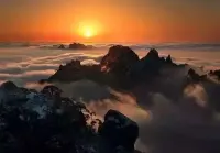 人有四個走向：

第一個走向：有意志力，而且在意志力里面融入自我意愿的人，不僅會有成就，而且會體驗到價值、幸福和平和；

第二個走向：有意志力，但在意志力里面沒有融入自我意愿的人，雖然會有成就，但體驗更多的是焦慮、抑郁和沮喪；

第三個走向：沒有意志力，只有自我意愿的人，不僅不會有成就，而且會體驗到因為無法實現美好人生的苦惱、煩悶和失落；
   第四個走向：既無意志力，又無自我意愿的人，既無期待和成就，又感空虛和茫然，人生仿佛只是走了個過場。
 
如果后三個走向的人有幸遇到一位好的心理師，心理師可以幫助他們開始轉折進入到第一個走向，重要的是你愿不愿意進第一個走向。配圖
