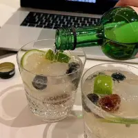 頭腦是一個不斷自我求證的系統。

比如你相信“別人都看不起你”，你的頭腦就會不斷的在外界收集別人看不起你的證據。而且頭腦還會把許多沒來由的事情曲解成別人看不起你。

頭腦中每個信念都是相同的運作邏輯。我們一旦相信一個想法，這個想法就會驅使我們不斷的重復證明它是正確的。然后我們就會被這個想法囚禁，變成這個想法的奴隸。

這其實就是心理學上的自證預言。配圖