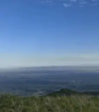 人對自身的某一部分自卑，投射到關系里面，就會覺得別人在這部分上會輕視和看不起自己，認為是關系中的另一方或者是外部世界在評判和不接納自己，于是就會把內在的沖突顯化到外在的關系里，會制造人際關系的不和諧。但其實歸根結底是自己在這部分上無法接納和看得起自己。?
所以成長中非常難的一步是，把那些被分裂出去、投射到了他人身上的人格碎片收回來，整合到自己身上，去體驗、理解、和轉化。

當我們對自己的評判少了，接納度高了，那么顯化到外在的關系里，好像就是別人對自己的評判少了，對自己的接納也高了，自己自然也愿意跟別人交往了。其實歸根結底是自己的自我結實了，不把外在的評判當回事兒了，關系自然就和諧了。配圖