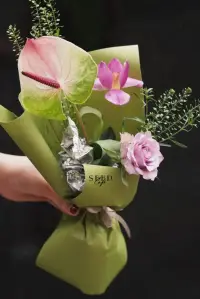 當內在匱乏的時候，外在的不如意常讓我們用“你不夠好，不夠值得，不夠配擁有”來評判自己；當內在豐盛了以后，這個念頭會變為“你足夠好，足夠值得，你配擁有”；即便當下還有什么不完美，評判自己的念頭也會是“你會更好，你從來都值得配擁有”。配圖