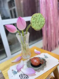 愛是什么，恐怕永遠(yuǎn)都說不清楚，原因之一是，我們在說什么是愛的時(shí)候，就在限定愛的范圍，而愛是不可以被限定的。也許我們可以用排除法，說說愛不是什么。雖然這也是某種限定，但這樣的限定可以幫助我們無限接近愛的本質(zhì)。配圖