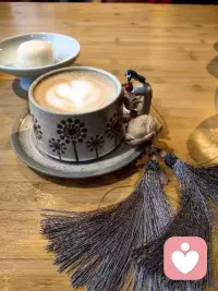 你跟誰(shuí)在一起，我不感興趣。 我只想知道， 你是否能跟自己在一起。
你有什么成就、地位、家庭背景， 我不感興趣。 我只想知道， 當(dāng)所有的一切都消逝時(shí)， 是什么在你的內(nèi)心，支撐著你。 
愿我看到真實(shí)的你。
———泰戈?duì)柵鋱D