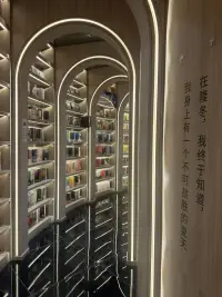 真正的自由不是完美無(wú)瑕，而是能擁抱那個(gè)會(huì)犯錯(cuò)、會(huì)猶豫、會(huì)搞砸卻依然前行的自己。配圖