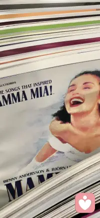 在小事情上痛痛快快满足自己，别动不动就让自己体验那种“命很苦”的感觉，心里储备了足够的甜和暖，才能对冲无常命运所带来的苦和寒。