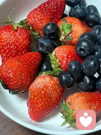 越是充满敌意的人，其内在往往越是脆弱。那份看似强势的攻击性，其实是为了保护那个深藏不安、容易受伤的自己。配图