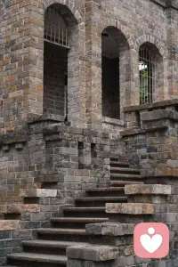 幸福的关键，不在于遇见一个对的人，也不在于把伴侣改造成理想的模样，而在于找到并成为那个始终无条件爱自己、温柔善待自己的自己。