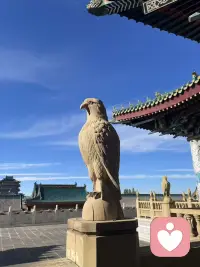 容易被别人的眼神语气表情伤到，那说明你内在有自己不认可自己的部分。你真正认可自己了，就相当于有了一个保护壳，可以把他人的恶意挡在外面。
