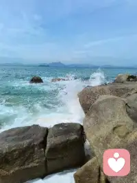 不能好好愛自己的人，在婚姻或其他關(guān)系中，多半很愛別人，甚至是過分愛別人。比如那種只為他人著想的大好人。心理學(xué)認為，他們內(nèi)心存有多個弱我，通過無意識的取悅他人，以換取在他人心中的好我（好形象）。即，對他人過度好的背后掩藏有不好的“弱我”。“弱我”是不招自己喜歡的，最終也會遭到他人的嫌棄。配圖